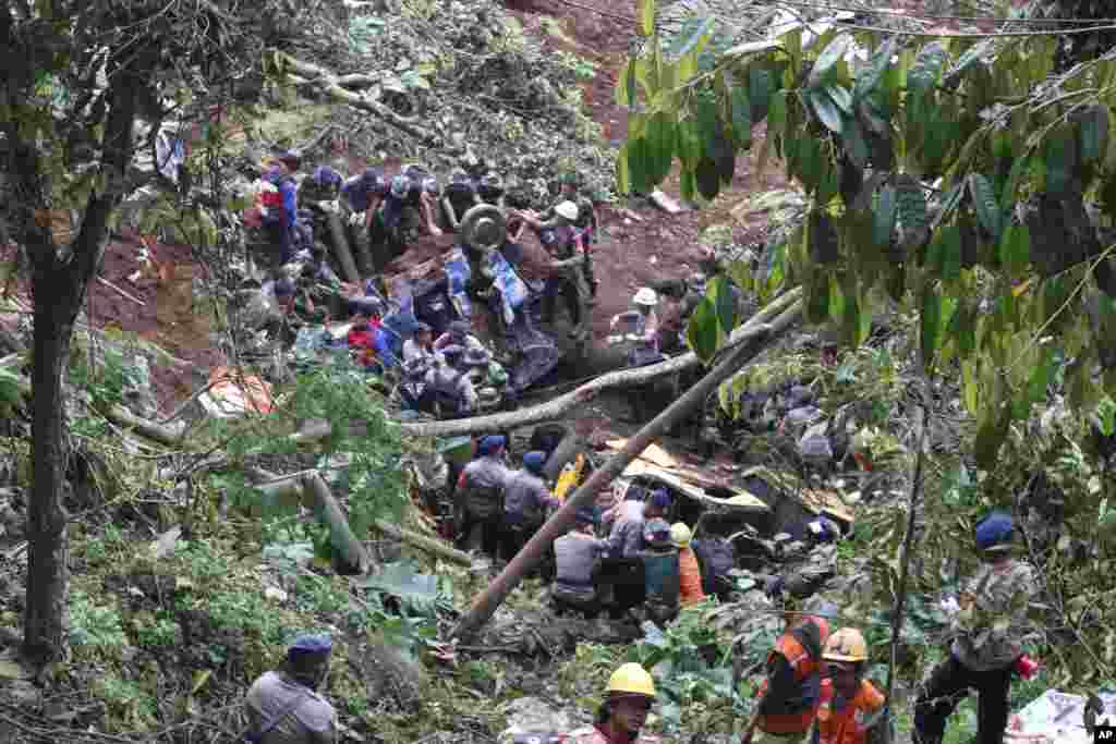 Rescatistas remueven los escombros de autos atrapados bajo un deslizamiento de tierra, tras el sismo que sacudió este lunes a Cianjur, en Java Occidental. (AP Photo/Rangga Firmansyah)