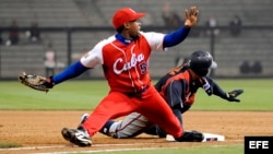 Foto de archivo del pelotero cubano Leslie Anderson (i) en acción ante el jugador japonés Akinori Iwamura (d) durante el partido del Clásico Mundial de Béisbol 2009 disputado en Petco Park, San Diego, Estados Unidos, el 18 marzo de 2009.