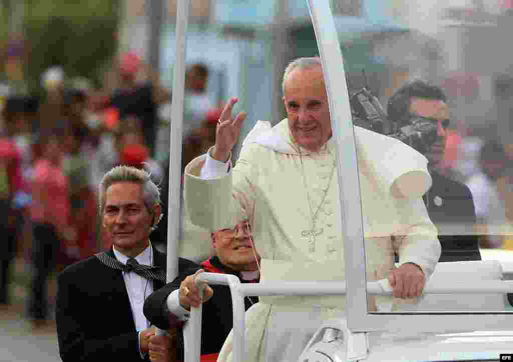 El papa Francisco saluda a los cubanos desde su papamóvil a su paso por las calles de La Habana.