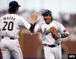 Los japoneses Nobuhiro Matsuda (dcha) celebra con su compañero Kenta Maeda durante el partido que les enfrentó a Puerto Rico en el Clásico Mundial de Béisbol en el AT&T Park en San Francisco. Domingo 17 de marzo de 2013.