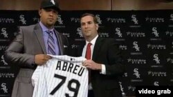 José Dariel "Pito" Abreu recibe la camiseta de los Medias Blancas de Chicago.