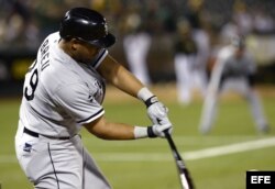 El bateador de los Medias Blancas de Chicago José Abreu golpea la bola.