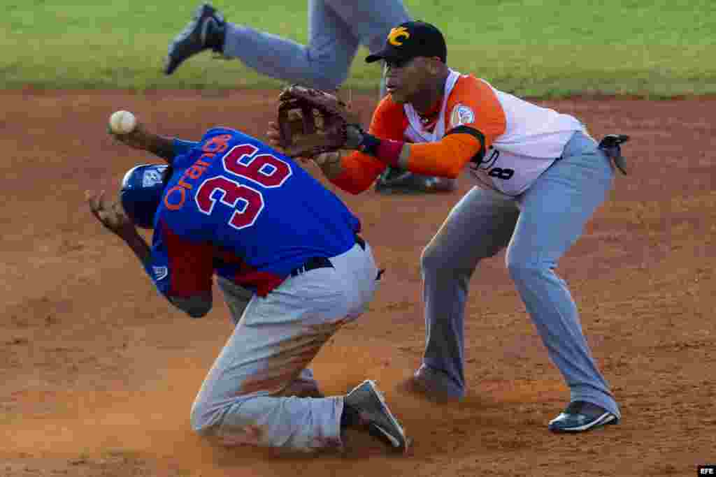 Jose Fernández (d), de Villa Clara de Cuba, intercepta una pelota en segunda base ante Héctor Gómez (i) de Tigres del Licey de República Dominicana hoy, lunes 3 de febrero de 2014, durante un partido del tercer día de la Serie del Caribe 2014, en el Estadio Nueva Esparta, en Margarita (Venezuela).&nbsp;