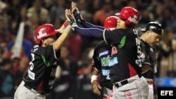 Jugadores de México festejan su anotación contra Puerto Rico, durante su partido de la Serie del Caribe. 