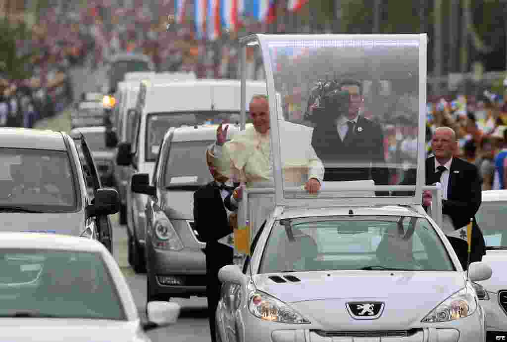 Francisco saluda a los cubanos desde su papamóvil a su paso por las calles de La Habana.