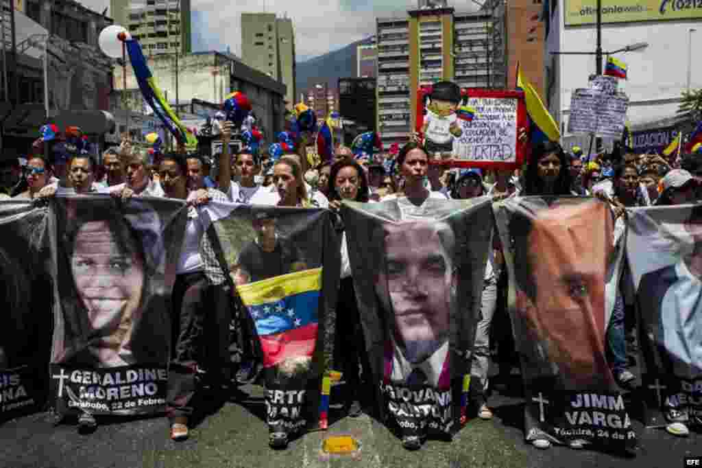 Un grupo de personas protesta contra el Gobierno de Nicolás Maduro hoy, martes 4 de marzo de 2014, en Caracas