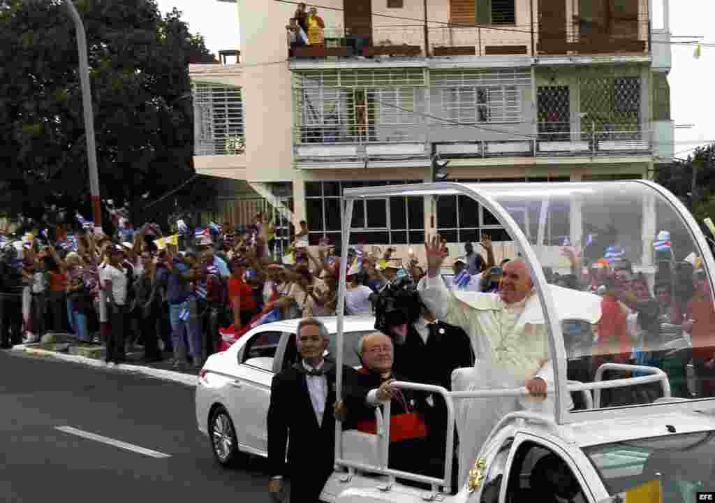 El papa Francisco saluda a los cubanos desde su papamóvil a su paso por las calles de La Habana.