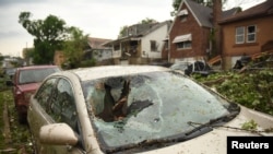 Un auto dañado por el tornado en Jefferson City, Missouri. 