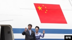 MEX20. CIUDAD DE MÉXICO (MÉXICO), 04/06/2013.- El presidente chino, Xi Jinping, y su esposa, Peng Liyuan, llegan hoy, martes 4 de junio de 2013, al aeropuerto internacional Benito Juárez, en Ciudad de México (México). Xi Jinping comienza una visita de Est