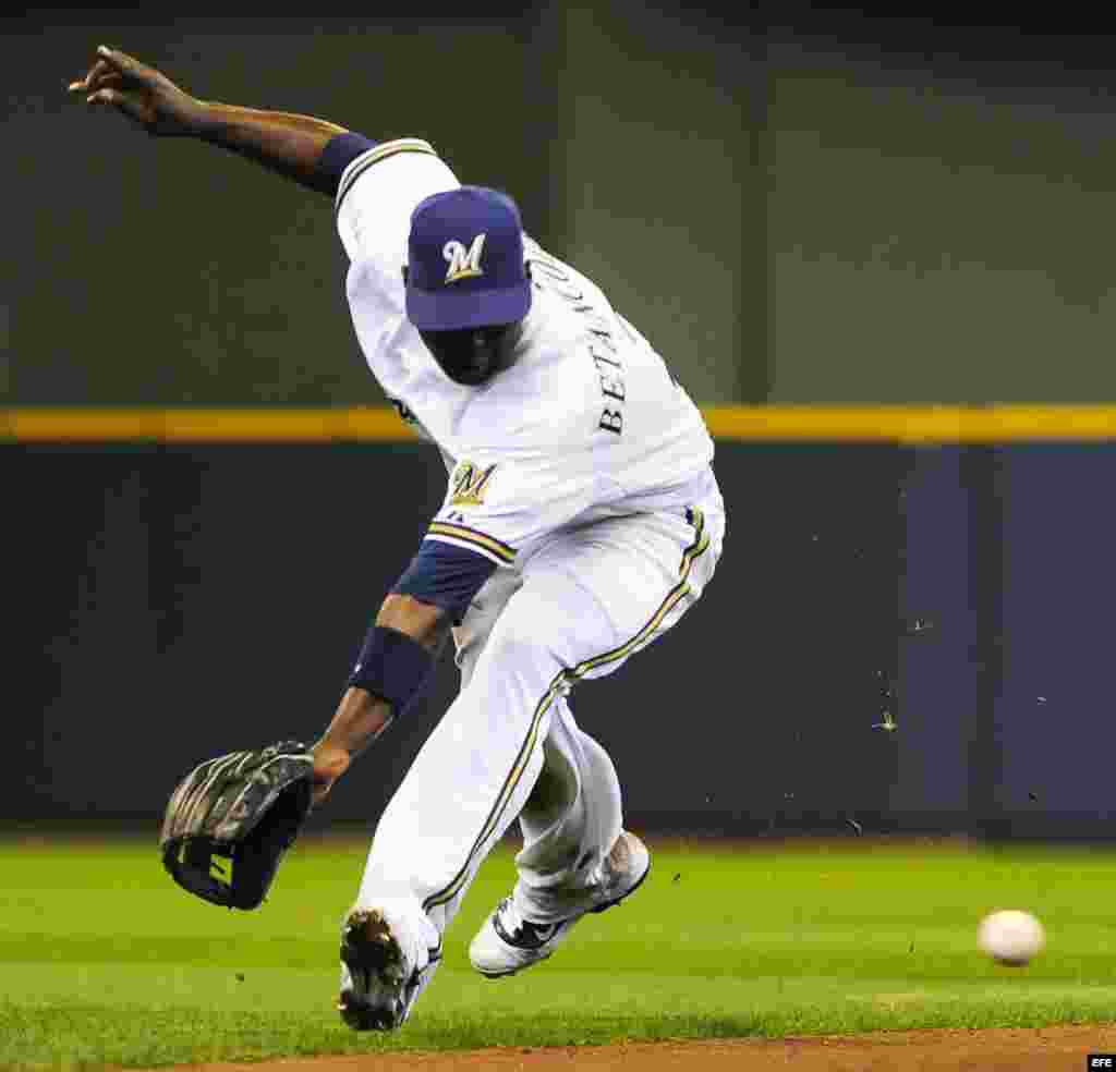 El jugador de los Cerveceros de Milwaukee, Yuniesky Betancourt.