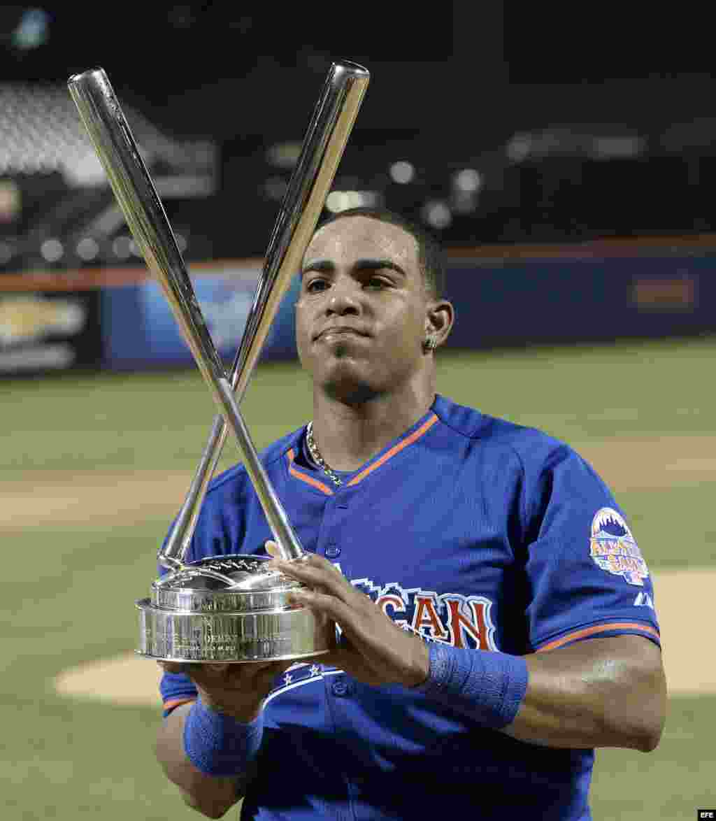 Yoenis Céspedes, de los Atléticos de Oakland, sostiene el trofeo tras ganar el Clásico de Cuadrangulares de las Estrellas de la MLB en 2013.