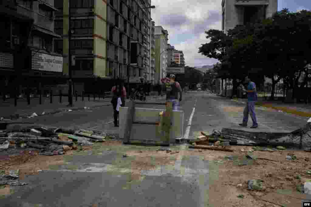 Un grupo de personas protesta contra el Gobierno de Nicolás Maduro hoy, martes 4 de marzo de 2014, en Caracas