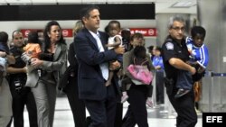 Grupo de 80 niños haitianos adoptados por familias estadounidenses llegando al Aeropuerto Internacional de Miami. Archivo.