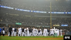 Los jugadores de los Yanquis de Nueva York celebran después de ganar la División Este de la Liga Americana de Béisbol. 