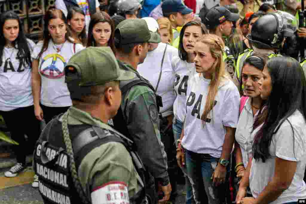 Lilian Tintori y Patricia Ceballos intentaron visitar al CNE en Caracas.