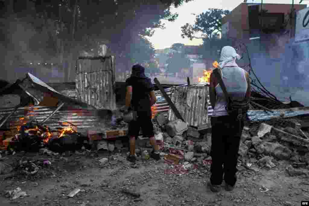 Manifestantes se enfrentan a miembros de la Policía Nacional Bolivariana