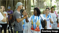 Escritor noruego Erik Torsjusen junto a Berta Soler, líder de las Damas de Blanco