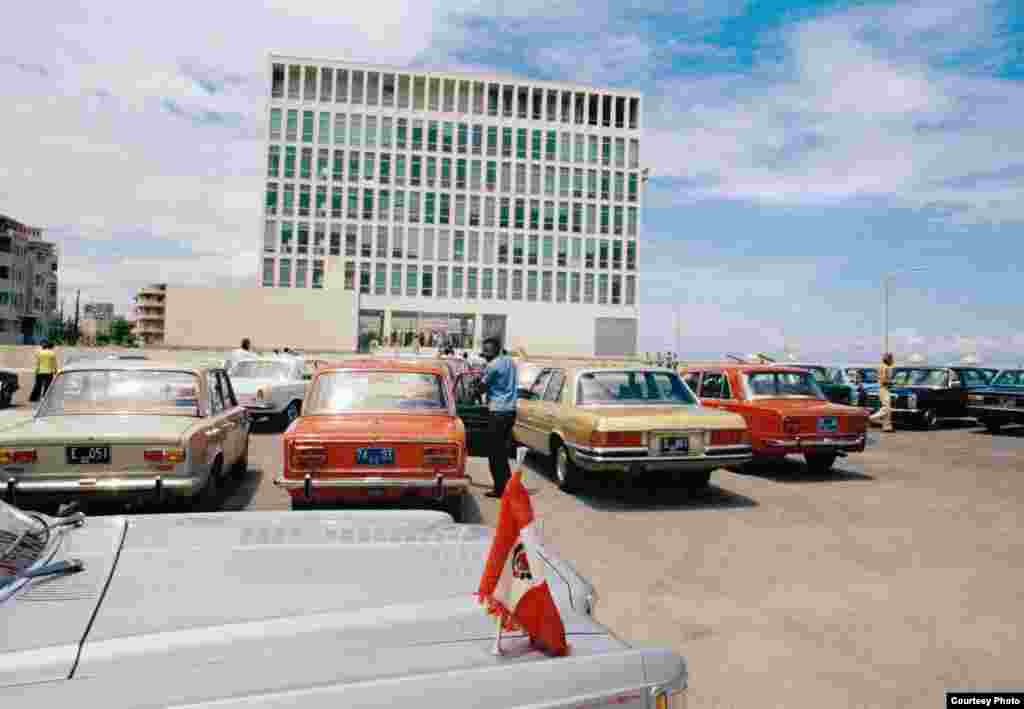 El edificio actual cuando se reabrió en 1977 bajo la protección de la Embajada de Suiza tras pemanecer cerrado desde 1961.