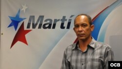 Darsi Ferrer en los estudios de Radio Martí/ martinoticias.com