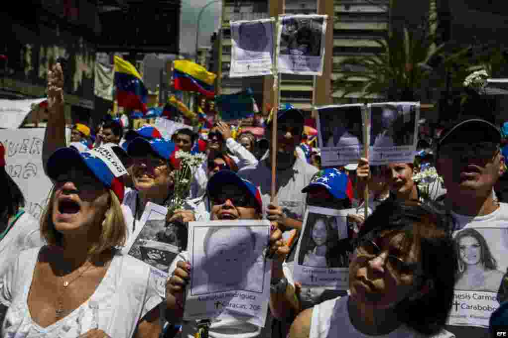 Un grupo de personas protesta contra el Gobierno de Nicolás Maduro hoy, martes 4 de marzo de 2014, en Caracas