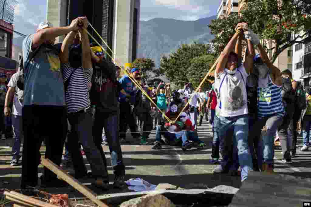 Manifestantes participan en una protesta contra el Gobierno de Nicolás Maduro