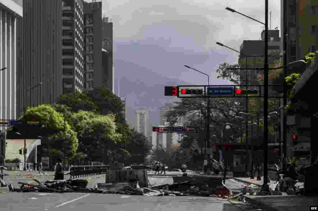 Un grupo de personas protesta contra el Gobierno de Nicolás Maduro hoy, martes 4 de marzo de 2014, en Caracas