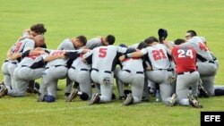 Jugadores de Estados Unidos se concentran antes de un amistoso de béisbol con Cuba hoy, lunes 9 de julio de 2012, en el estadio Latinoamericano de La Habana (Cuba). 