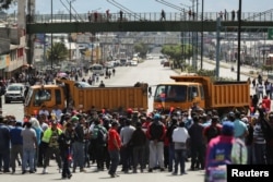 Los camiones bloquean las carreteras principales durante las protestas en Carapungo, cerca de Quito, Ecuador.