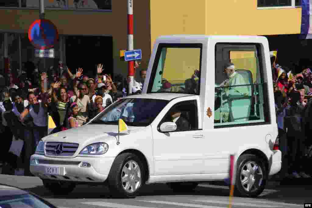 Miles reciben a Benedicto XVI en su llegada a la Plaza de la Revoluci&oacute;n Antonio Maceo, el lunes 26 de marzo de 2012, en de Santiago de Cuba.