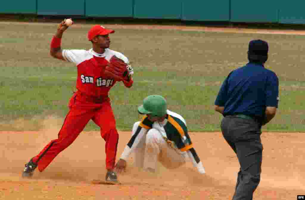 Héctor Olivera (i), segunda base del equipo de Santiago de Cuba, saca out a David Castillo (d), de Pinar del Río, el 20 de abril del 2008. &nbsp;