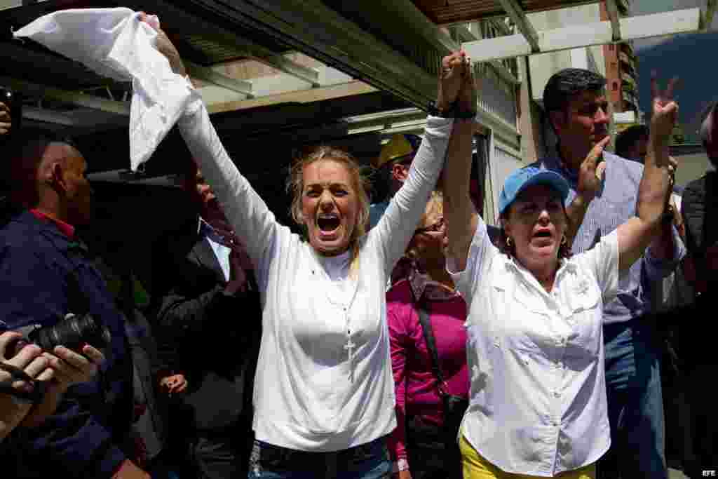 La esposa del alcalde mayor de Caracas, Antonio Ledezma, Mitzy Capriles (d), acompañada de la esposa del líder político venezolano encarcelado Leopoldo López, Lilian Tintori (i), 20 de febrero de 2015.