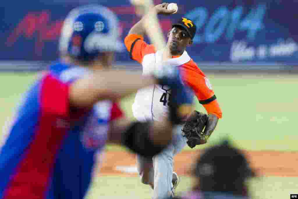 Jhonder Martinez, de Villa Clara de Cuba, lanza una pelota hoy, lunes 3 de febrero de 2014, durante un partido contra Tigres del Licey de República Dominicana en el tercer día de la Serie del Caribe 2014, en el Estadio Nueva Esparta, en Margarita (Venezuela).&nbsp;