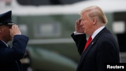 El presidente Donald Trump hace un saludo militar en la Base Andrews, Maryland.