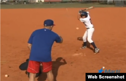 José Fernández (i) entrena a Yohandy Morales.