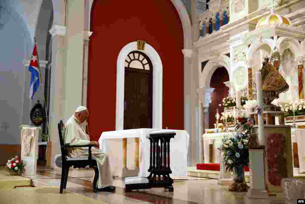 El papa Francisco ora en el Santuario Nacional de la Virgen de la Caridad del Cobre en Santiago de Cuba.