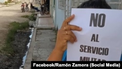 Una mujer protesta contra la obligatoriedad del Servicio Militar en Cuba. 