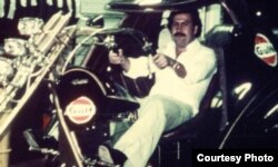 Pablo Escobar en una moto de su colección de automotores (D.Sisso)