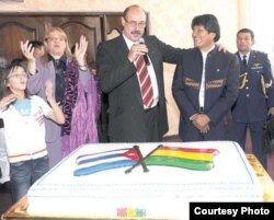 El embajador de Cuba en Bolivia, Rafael Dausá (c), y su esposa (i), celebran con el presidente Evo Morales.