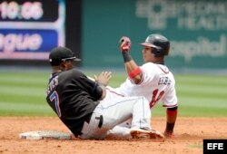 Jose Reyes de los New York Mets, (i), y Yunel Escobar de los Atlanta Braves, (d), durante un encuentro de la MLB de baseball