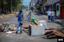 Un colchón, un bidón, una mesa, cualquier cosa es válida para impedir el paso de las fuerzas de seguridad.