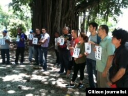 Reporta Cuba. Artistas y activistas junto a Damas de Blanco en el parque Gandhi (7 de junio). Foto: Ángel Moya.