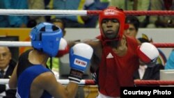 El pugilista Idel Torriene (d) en el campeonato mundial de Milán 2009