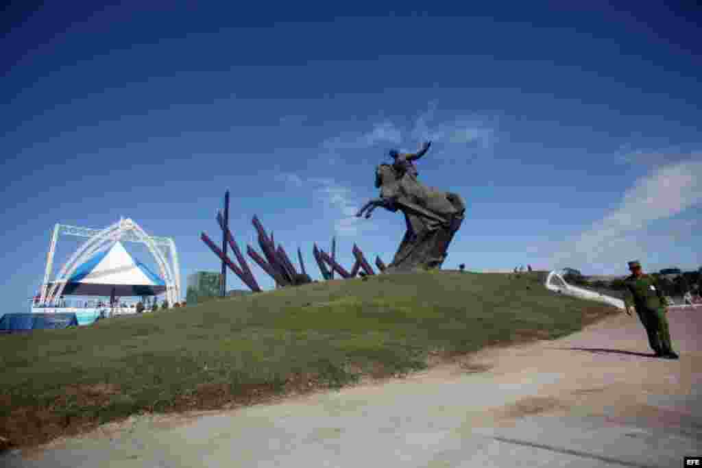 Militar vigila los alrededores de la Plaza de la Revoluci&oacute;n Antonio Maceo en Santiago de Cuba el s&aacute;bado 24 de marzo de 2012 