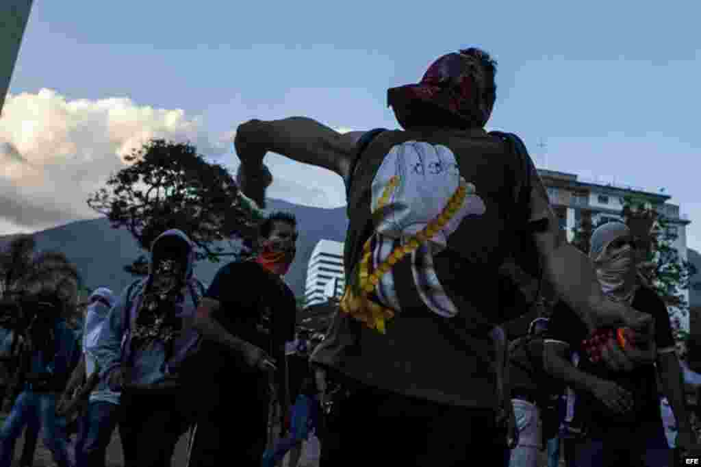 Manifestantes se enfrentan a miembros de la Policía Nacional Bolivariana