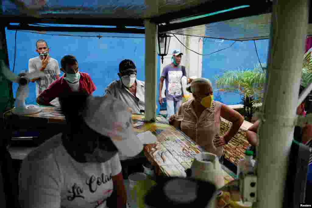 Artemise&#241;os compran meriendas en un kiosco. La provincia experimenta una nueva ola de contagios de COVID-19. REUTERS/Alexandre Meneghini