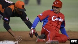 El cubano Frederich Cepeda (d) y el holandés Curt Smith en acción en la primera base durante su partido de Clásico Mundial de Béisbol en Tokio, Japón.