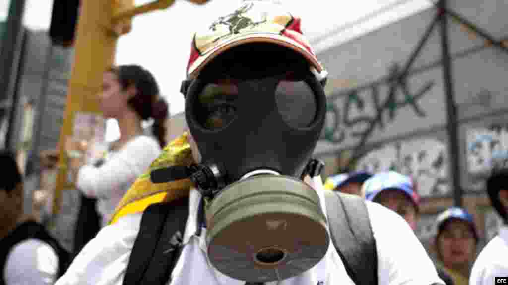 Estudiante con mascara antigas marcha en Caracas