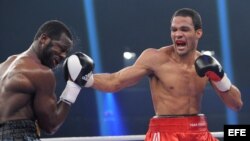 El boxeador cubano, Yoan Pablo Hernández (d), y el estadounidense, Steve Cunningham (i).