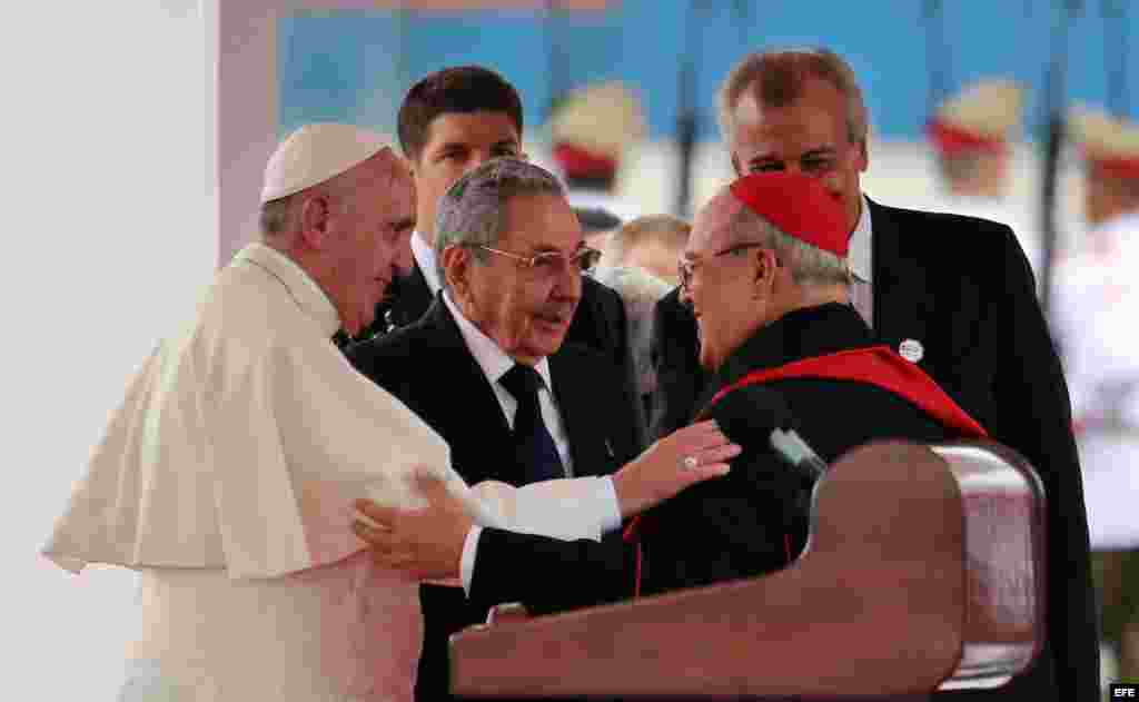 El papa Francisco saluda al arzobispo de la Arquidiócesis de La Habana, Jaime Ortega, junto a Raúl Castro.