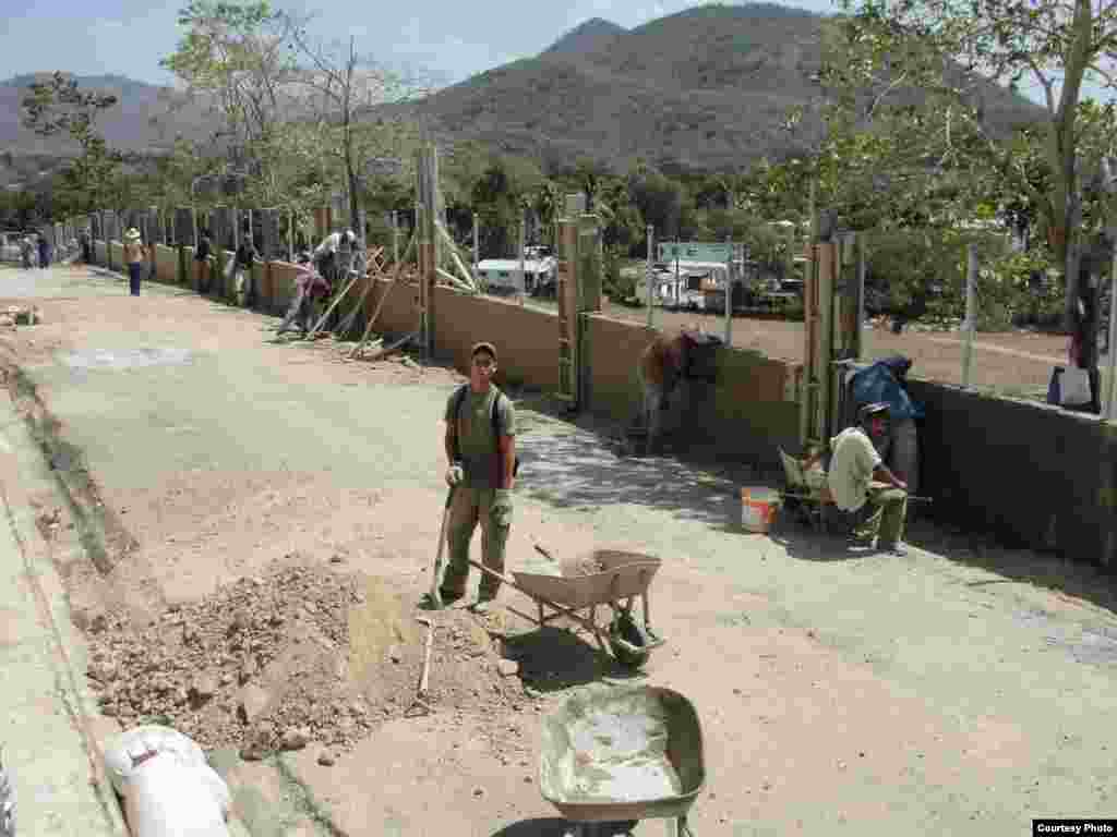 Continúan labores de construcción en los alrededores del Santuario de la Virgen de la Caridad del Cobre en Santiago de Cuba para la visita del Papa